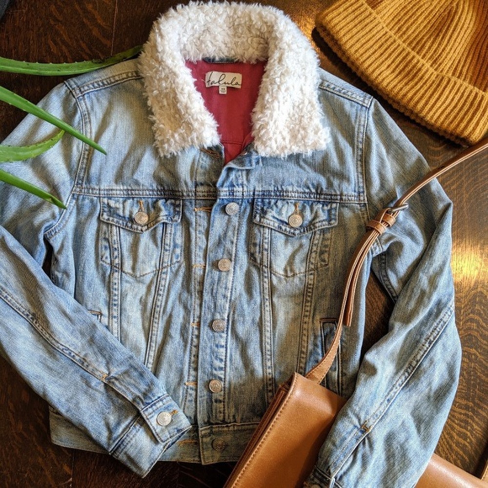 Aritzia talula Denim jacket with faux fur collar xs